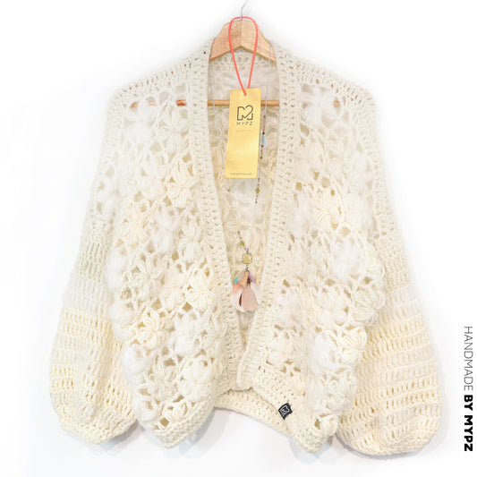 Kit de ganchillo - cárdigan bomber corto MYPZ Wildflower Off White (ENG-DE-NL-ES-FR-IT-DA-SV-NO)