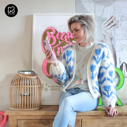 Knitting Kit – MYPZ Chunky Bomber Cardigan Tulips Blue No.9 (ENG-NL-DE)