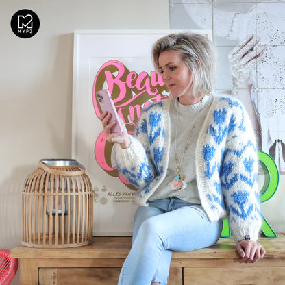 Knitting Pattern – MYPZ Chunky Bomber Cardigan Tulips Blue No.9 (ENG-NL-DE)